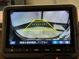 リバースギアに入れるだけで後方の表示へ切り替わります。夜間や雨の日の駐車も楽になりますよ。