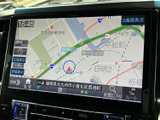 見やすい地図画面で、目的地までスムーズに案内。渋滞情報もリアルタイムで表示され、最適なルートを選択できます。運転の負担を軽減します。