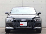 ●一目でAudiとわかる特徴的なシングルフレームグリル・LEDランプ。精悍なフロントマスクからAudiのスマートで上品なブランドを連想させてくれます。女性にも大変ご好評頂いております。