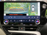 後方の安全確認をサポートし、狭い場所での運転も安心です。ガイドライン表示で、車庫入れもスムーズに行えます。