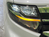 【LEDヘッドライト】悪天候や夜間走行時も良好な視界を確保し安心して運転できる高輝度LEDヘッドライトを装備!点灯速度が早く、消費電力も抑えられています。