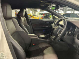 運転席の画像です。足元やシートまわりに余裕があり、リラックスした姿勢で運転が可能です。視界も良好で操作系へのアクセスもしやすく、快適で安心感のあるドライブをサポートします。