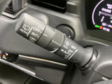 雨天時の視界をクリアにするワイパーレバーは、運転の安全性を高めます。操作も簡単で、雨の日の運転も安心です。
