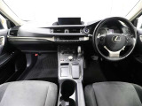 上質で落ち着いた印象のインパネ。視界も広々で運転しやすいです。