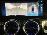 【全方位型モニター】クルマを上空から見下ろしているかのように、直感的に周囲の状況を把握できる全方位型モニター。狭い場所での駐車でも周囲が映像で確認できます。