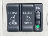 【両側パワースライドドア】スマートキーや運転席のスイッチで後席両側スライドドアの開閉が可能♪電動だから力を入れてドアを開ける必要が無く、小さなお子様でも簡単に開け閉めでき快適です♪