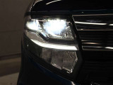 ハイビームで走行中、対向車を検知し操作することなく部分的に遮光する、ADB(アダプティブドライビングビーム)を装備。対向車に眩しい思いをさせることなく、ハイビームの視認性を確保します。