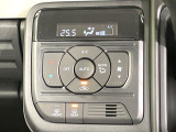 【オートエアコン】一度お好みの温度に設定すれば、車内の温度を検知し風量や温度を自動で調整。暑い&hellip;寒い&hellip;と何度もスイッチ操作をする必要はありません。快適な車内空間には必須の機能ですね♪