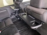 折りたたみ式のシートバックテーブルは限られた空間を有効活用。車内の家族時間をもっと快適に。休憩時のちょっとした小物置に使える、前席背面の格納式テーブルが付いています。