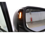 左右の後方から車やオートバイが近づくとミラーの内側が光りドライバーに注意喚起をしてくれます。