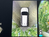 車両後方の状況を画面で確認できるので、安全な駐車操作をサポート。ガイドライン表示で、車幅感覚を掴みやすくなっています。狭い場所でも安心です。