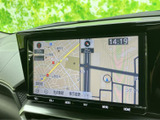 目的地への道案内は、見やすく分かりやすい表示で安心。渋滞情報もリアルタイムで確認できるので、スムーズな移動をサポートします。