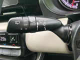 操作しやすい位置に配置されたウインカーレバー。スムーズな操作で、安全な車線変更をサポートします。