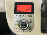 【オートエアコン】一度お好みの温度に設定すれば、車内の温度を検知し風量や温度を自動で調整。暑い&hellip;寒い&hellip;と何度もスイッチ操作をする必要はありません。快適な車内空間には必須の機能ですね♪