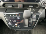 「オートエアコン」付き一年中快適な室内を提供!車内温度を設定すると、風量を自動で調節してくれます。さらに前席シートヒーターつき(^^)/