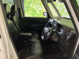 広々とした室内空間。運転席からの視界も広く、運転操作も快適に行えます。長時間のドライブでも疲れにくい、ゆったりとした空間です。