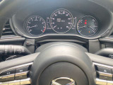 【マツダ・レーダー・クルーズ・コントロール (MRCC)】運転者がアクセルやブレーキを踏まなくても設定した速度での定速走行や先行車との車間距離を一定に保つ追従走行により、運転者の負担を軽減するシステムです。