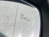 【ブラインドスポットモニター】走行中、ドアミラーの死角になりやすい箇所に後続車が接近するとサイドミラーのレンズに警告を表示!ドライバーに注意喚起をしてくれます。