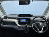 ドライバーシートからの眺めは、開放感があり、運転に集中できます。操作性にも優れ、快適なドライブをサポートします。