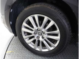 かっこいいホイールですね。 車のイメージを大きく左右するホイール部分はコダワリを持ちたいですね。