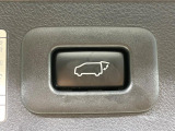 【パワーバックドア】スマートキーや運転席のボタンを押すだけでリアゲートが自動で開閉します!荷物を持っている時や、高い位置にあるバックドアを閉める際に便利な機能です♪