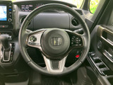 握りやすいステアリングで、運転操作をスムーズに。操作性も高く、快適なドライビングをサポートします。手に馴染みます。