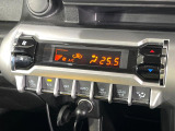 【オートエアコン】一度お好みの温度に設定すれば、車内の温度を検知し風量や温度を自動で調整。暑い&hellip;寒い&hellip;と何度もスイッチ操作をする必要はありません。快適な車内空間には必須の機能ですね♪