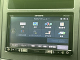 様々な情報を一目で確認できるモニターは、運転中の安全性を高めます。直感的な操作で快適なドライブをサポートします。