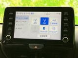 お好みの音楽をクリアな音質で楽しめます。多様なメディアに対応しており、様々なソースから音楽を選べます。快適なドライブのお供に最適です。