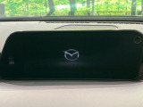 【8.8インチマツダコネクト】車内の雰囲気にマッチした大型のディスプレイ。スマホ接続でのナビ使用やBluetooth再生等、様々な機能が楽しめます。直感的なダイヤル操作が可能で、使い勝手も良好です。