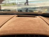 【オプション】カラーヘッドアップディスプレイ(フロントガラスに走行に必要な情報を投影します)アルカンターラメーターフード。