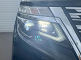 【LEDヘッドライト】悪天候や夜間走行時も良好な視界を確保し安心して運転できる高輝度LEDヘッドライトを装備!点灯速度が早く、消費電力も抑えられています。
