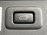 【パワーバックドア】スマートキーや運転席のボタンを押すだけでリアゲートが自動で開閉します!荷物を持っている時や、高い位置にあるバックドアを閉める際に便利な機能です♪