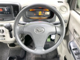 インテリアに合わせたデザインのステアリングは、運転される方のことも考え、運転しやすい形状、大きさです。是非一度、実際に触ってお確かめください。