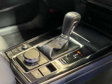 【オートブレーキホールド】停車中にブレーキペダルから足を放しても、ブレーキを自動的に制御して、車両の停車状態を保持する機能です。信号待ちなどの停車時に運転者の負担を軽減します。