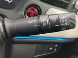 操作しやすいウインカーレバーで、安全な車線変更をサポートします。直感的に操作できるので、運転に集中できます。使いやすさを追求しました。