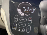 【オートエアコン】一度お好みの温度に設定すれば、車内の温度を検知し風量や温度を自動で調整。暑い&hellip;寒い&hellip;と何度もスイッチ操作をする必要はありません。快適な車内空間には必須の機能ですね♪