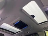 【サンルーフ】開放感たっぷりの希少装備、サンルーフが装着されています!車内に明かりを取り入れたり景色を楽しむ以外にも、車内の空気も簡単に換気できて快適です!