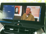 停車中に楽しめるTV機能。移動時間も快適に過ごせる便利な機能です。休憩時間などに、ニュースや番組をチェックできます(走行中の視聴はご遠慮ください)。