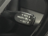 【レーダークルーズコントロール】従来のクルコンの機能に加え、先行車に接近すると、安全な車間距離を保ちながら先行車の車速に合わせ追従するシステム。