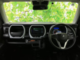 運転席からの視界は良好。操作しやすい配置で、快適なドライブをサポートします。広々とした空間も魅力です。