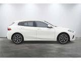 コンパクトなハッチバックながら、ロングノーズ・ショートオーバーハングのBMWらしい伝統的なスタンスを継承しています。