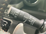 雨天時でもクリアな視界を確保できるワイパーレバー。操作も簡単で、安全運転をサポートします。雨の日の運転も安心です。