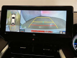 【パノラミックビューモニター】映像で、見づらい車両周辺の確認をアシスト。クルマを真上から見ているような映像を表示。 運転席から確認しにくい車両周囲の状況を把握。