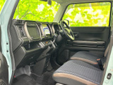運転席からの視界は広く、運転操作もスムーズに行えます。シンプルで使いやすい操作系も魅力です。