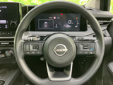 握りやすいステアリングは、運転操作をより快適にします。オーディオやハンズフリー通話などの操作も、ステアリングから手軽に行えます。