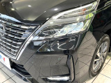 【LEDヘッドライト】悪天候や夜間走行時も良好な視界を確保し安心して運転できる高輝度LEDヘッドライトを装備!点灯速度が早く、消費電力も抑えられています。
