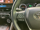 握りやすい形状と操作性の良いスイッチ類で、快適な運転をサポート。ステアリング操作もスムーズに行えます。運転に集中できる環境です。