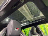 【パノラマルーフ】大型のガラスルーフ搭載で車内の解放感が一気にアップ!開放的なドライブをお楽しみいただけます。