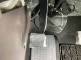 パーキングブレーキはフット式なので運転席と助手席の間はすっきり、移動も楽々です。さっと手が届く位置にATセレクトレバーやエアコンスイッチなどがあり操作性に優れています